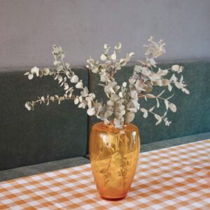 Vase jaune en verre soufflé