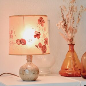 Lampe en grès et abat-jour à fleur séchées